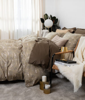 satina-gultas-velas-komplekts-dreamy-khaki-kompozicija