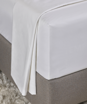 zakarda-satina-palags-white-uz-gultas
