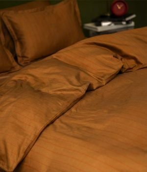 satina-gultas-vela-stripe-in-line-cinnamon-ar-stripam