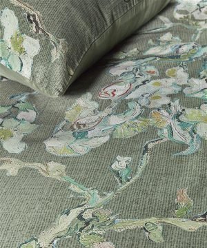 satina-gultas-vela-blossoming-green-raksts