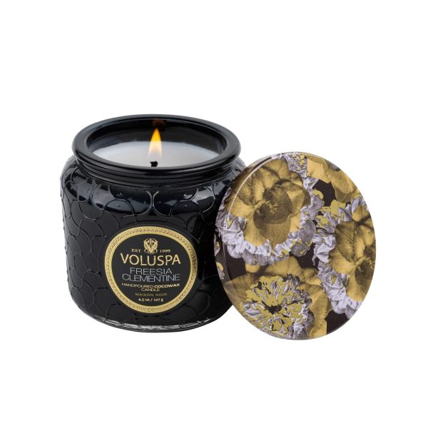Voluspa aromātiskā svece Freesia Clementine ar skaistu vāciņu