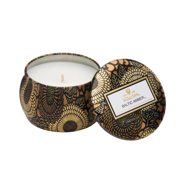 Voluspa aromātiskās sveces Baltic Amber metāla trauciņā