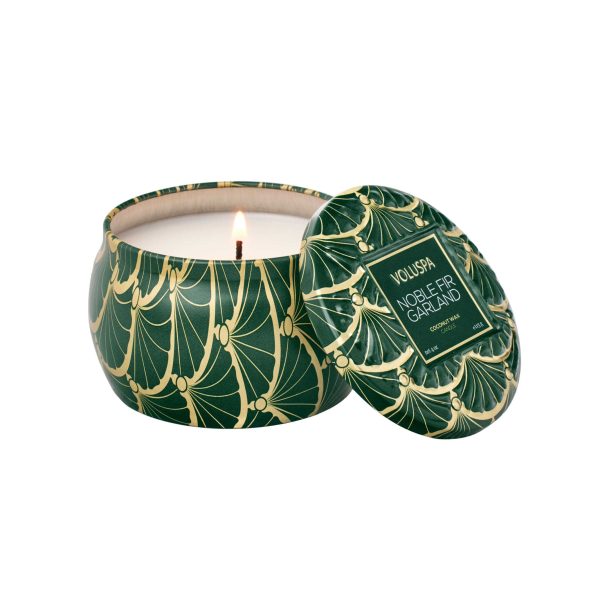 Voluspa aromātiskās sveces Noble Fir Garland metāla trauciņā