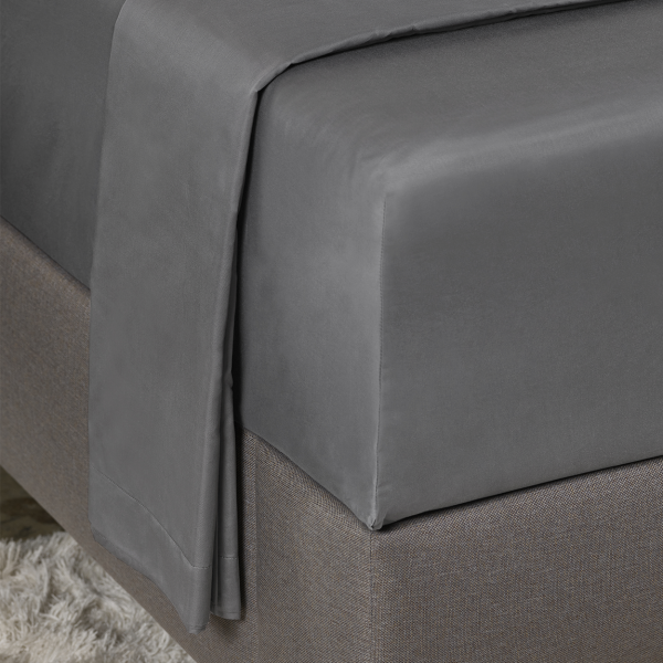 zakarda-satina-palags-anthracite-uz-gultas