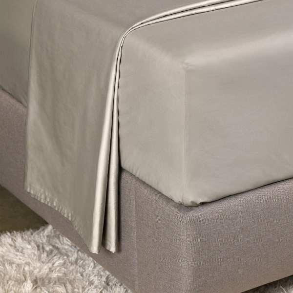 zakarda-satina-palags-beige-uz-gultas