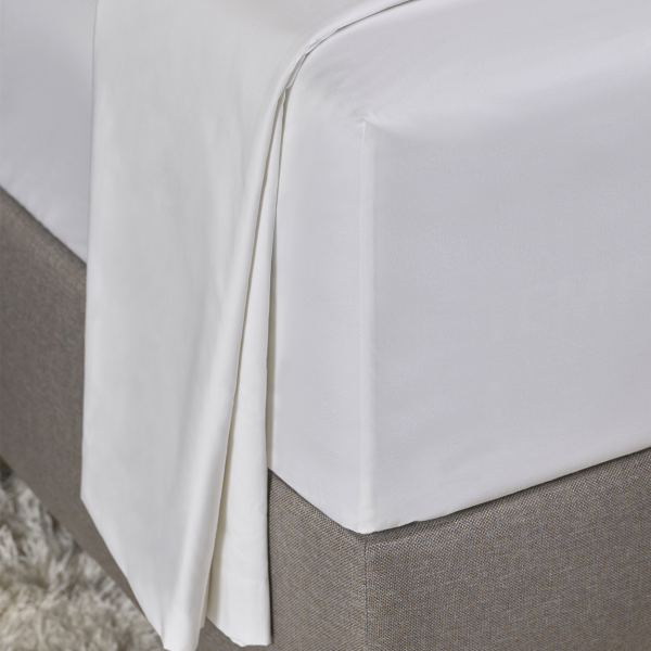 zakarda-satina-palags-white-uz-gultas